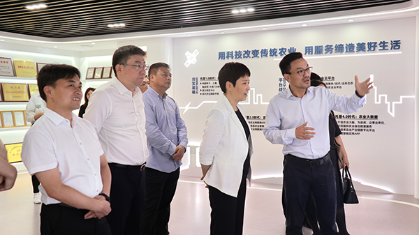 省科技廳黨組書記何杏仁一行赴托普云農調研農業科技工作