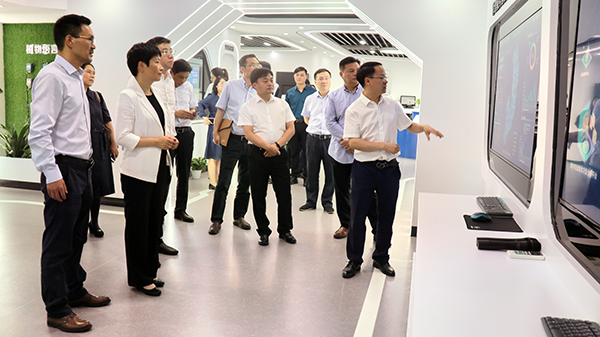 省科技廳黨組書記何杏仁一行赴托普云農調研農業科技工作